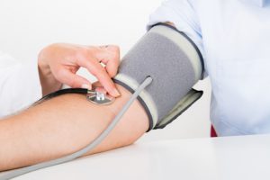 Patienten, die unter Bluthochdruck leiden, können auf verschiedene Weise behandelt werden.